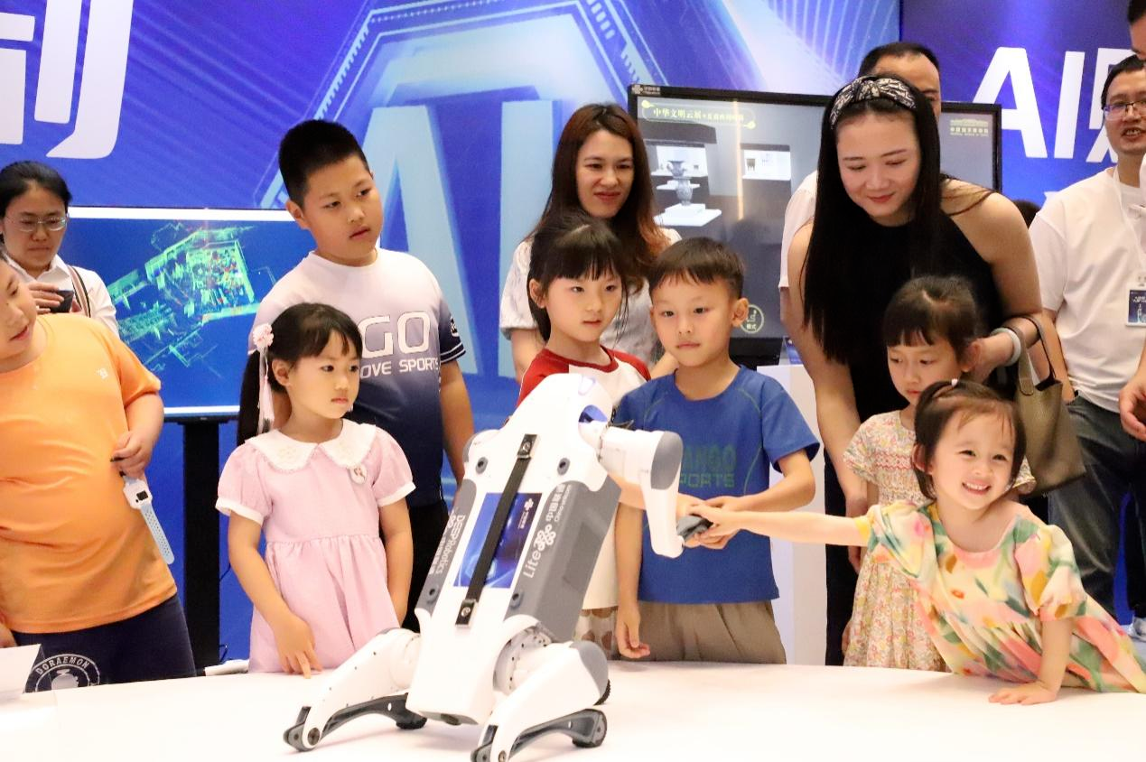 广东联通举办人工智能科普集市吸引众多市民游客(图2)